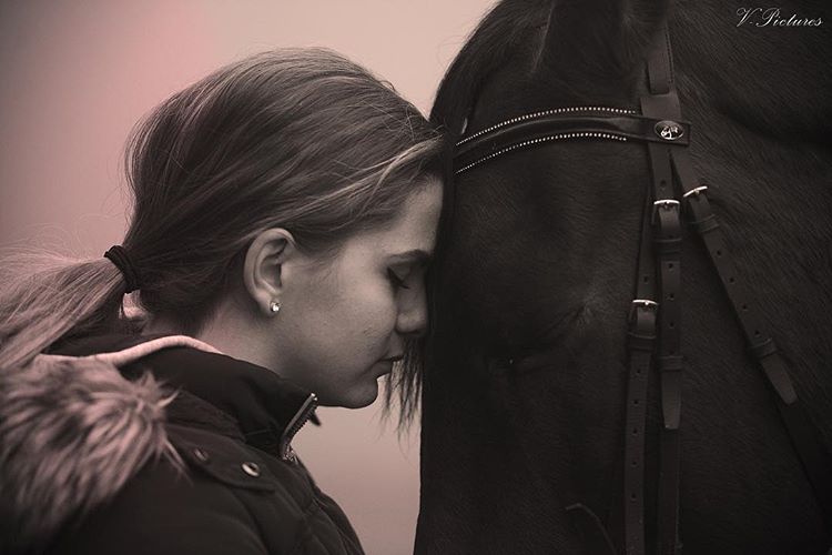 AXELLE CASTELLANO – UN COEUR DE CAVALIÈRE