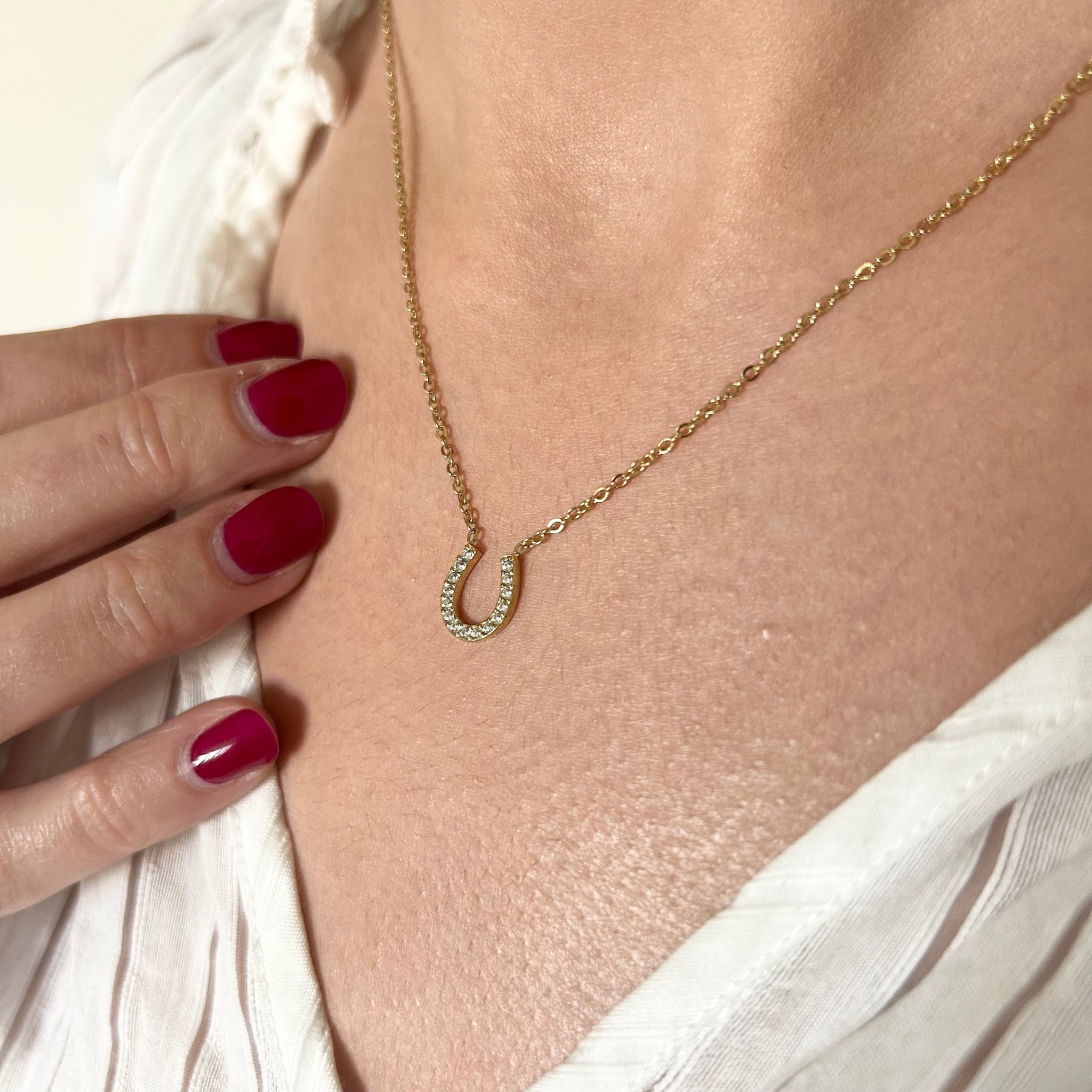 collier fiera strass doré porté