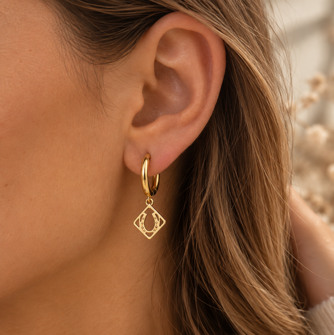 Boucles d’oreilles créoles Dixie dorées avec pendentif fer à cheval – Equestrian Shop