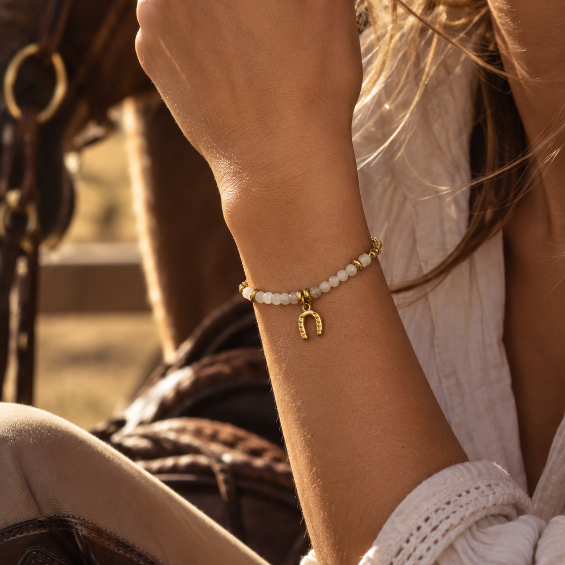 bracelet-azur-doré-blanc-equestre-fer-a-cheval-equitation-porte-bonheur-chance-cavaliere