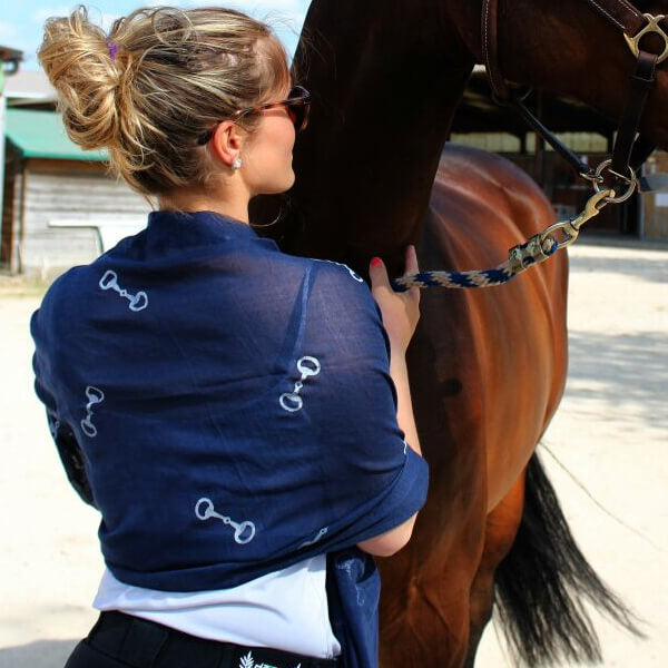 Foulard mors bleu marine pour la cavalière qui monte a cheval dans un centre equestre 