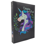 Calendrier de l'avent licorne enchantée. Il représente une tête de licorne entourée de lys. Il est bleu foncé et la crinière de la licorne est bleu et violette. 