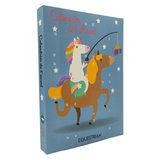 Le calendrier de l'avent Love Unicorn est bleu ciel. Il représente une licorne qui est sur un cheval et qui tient une perche avec au bout un petit cadeau ! 